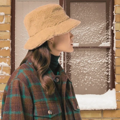 Afbeelding van Winter Teddy Hoedje Talento Bucket hat fluffy vissershoedje unisex verstelbaar S M L beige