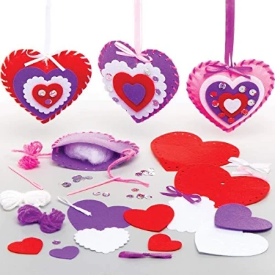 Afbeelding van Baker Ross AT355 hanger naaiset &quot;hart&quot; voor kinderen. Valentijnsdag knutselset, verpakking met 3,gesorteerd
