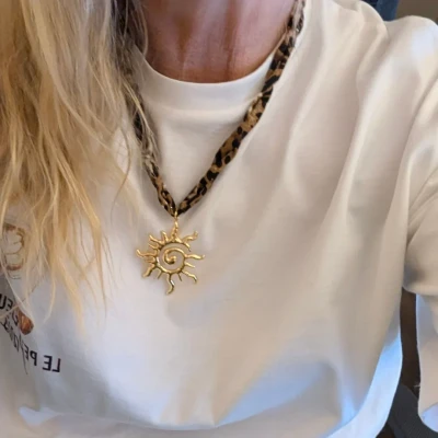 Afbeelding van Casa Jadel Ketting panterstof met gouden statement zon