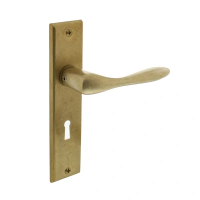 Afbeelding van Deurklink Banaan met schild sleutelgat 56mm messing getrommeld