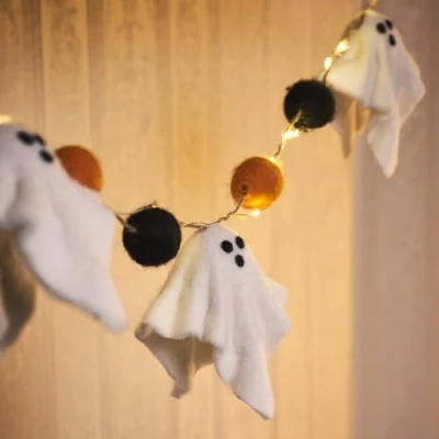 Afbeelding van Lights4fun Lichtsnoer met 20 leds, Halloween decoratie, indoor, werkt op batterijen, timer, vilt, kinderen, tafeldecoratie, slinger, spokenslinger, spoken, geesten
