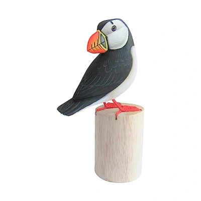 Afbeelding van Brave Wings Handgesneden houten vogel Puffin op boomstronk OOAK ornament sculptuur beeldje unieke tafeldecoratie woondecoratie cadeau voor Kerstmis en verjaardagen 4394