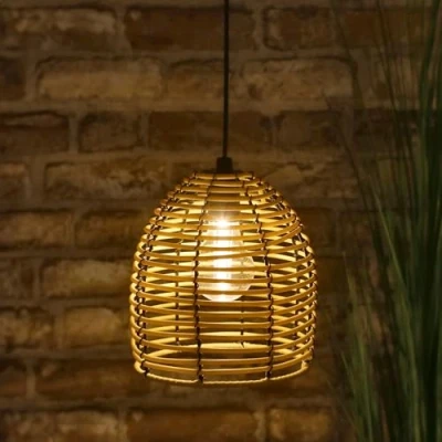 Afbeelding van Spetebo Led hanglamp in rotan look voor buiten en binnen, 18 x 16 cm, tuindecoratie, warm wit, met timer, outdoor hanglamp, plafondlamp, werkt op batterijen, om te hangen