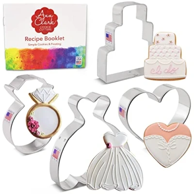 Afbeelding van Ann Clark Cookie Cutters 4 delige Bruiloft Koekjesvormset met Receptenboek, Trouwjurk, Bruiloftstaart, Diamanten ring en Hart