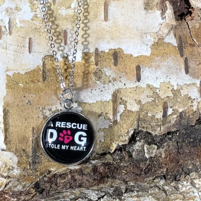 Afbeelding van GoedeDoelen.Shop Ketting A Rescue Dog Stole My Heart Statement Paw Dierenwelzijn Unisex Wellness House