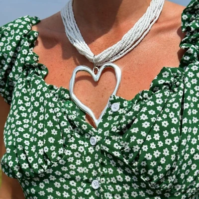 Afbeelding van Multi ketting met kleine witte kraaltjes en groot zilveren hart