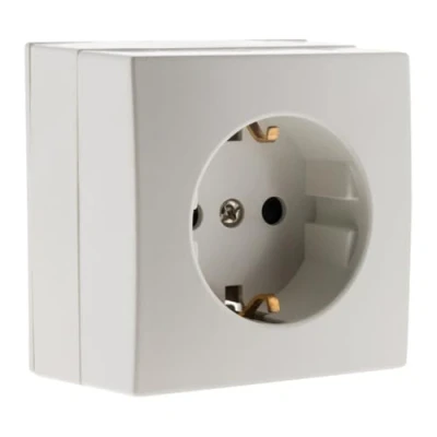 Afbeelding van Zenitech, Bel&#039;Vue 16A witte opbouw Schuko aansluiting, compatibel met standaardlijsten, afneembaar mechanisme, snelle installatie, opbouwmontage, afzonderlijk of in verpakkingen van 3 verkrijgbaar