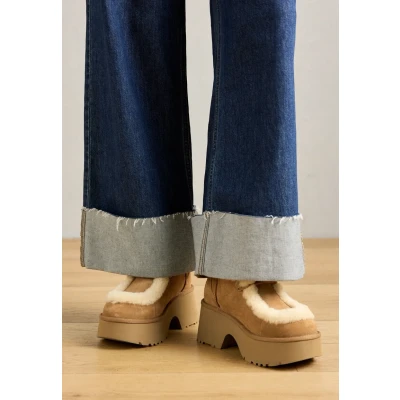 Afbeelding van Ugg dames veterboot Esmee Lace Up suède camel