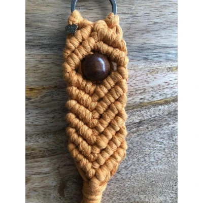 Afbeelding van sleutelhanger met houtenkraal, macrame sleutelhanger, geknoopte okker