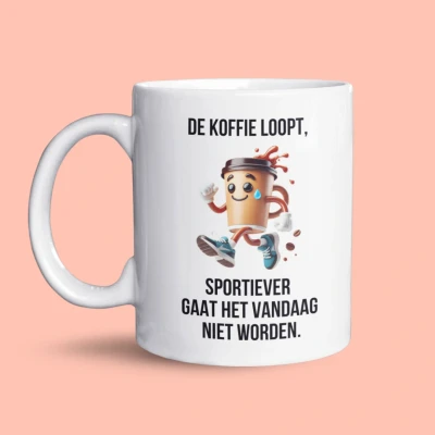 Afbeelding van NietMokken.nl Grappige mok voor koffiejunks De koffie loopt, sportiever gaat het vandaag niet worden Beide zijden bedrukt Vaatwasser en magnetronbestendig Leuk als cadeau koffieliefhebbers Keramische tas 325ml