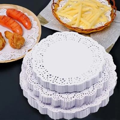 Afbeelding van DXIA 300Pcs Wit Kant Rond Papier Doilies, Ronde Tafel Doilies,Cake Packaging Pads Bruiloft Servies Decoratie,Verschillende Maten 4.5, 6.5, 8.5 Inches, voor Formele Event Decoratie