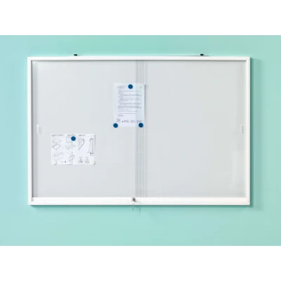 Afbeelding van Binnenvitrine wit, plexigl. deuren, whitebord 670x970