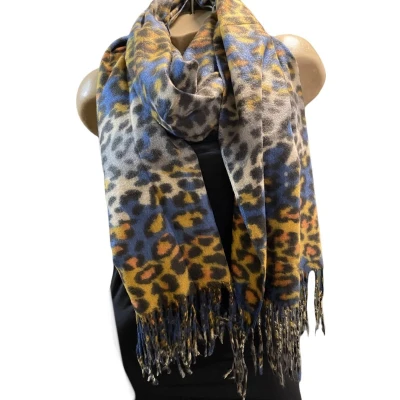Afbeelding van Dames lange sjaal warm met panterprint blauw geel grijs
