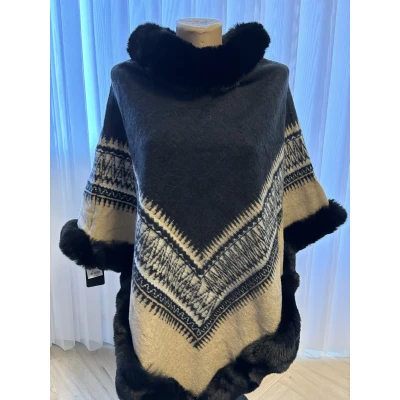 Afbeelding van Dames poncho met imitatiebont zwart/wit gevoerd