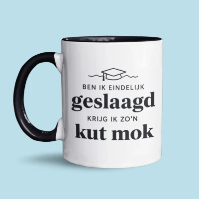 Afbeelding van NietMokken.nl Geslaagd Beker Ben ik eindelijk geslaagd, krijg zo’n kut mok Grappige cadeau middelbare school 2025 325ml keramiek Aan beide zijden bedrukt Vaatwasser en magnetronbestendig