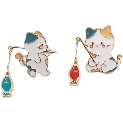 Afbeelding van 2 Stks Leuke Kat Reversspeldjes Voor Rugzakken Emaille Dier Huisdier Vissen Broche Pin Cartoon Revers Badge Jassen Hoed Tas Metaal Nieuw.
