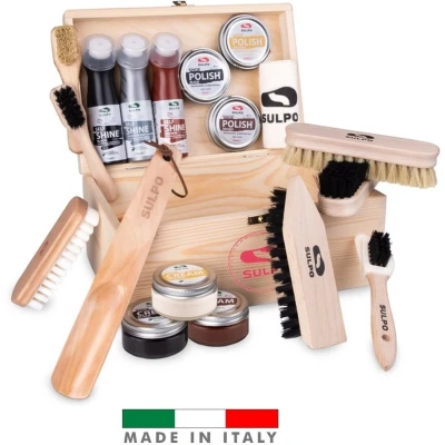 Afbeelding van een complete schoenverzorgingsset in elegante houten kist. Inclusief borstels, poetsmiddelen, lepel en katoenen doek alles wat je nodig hebt voor professionele verzorging van leren suède schoenen 18 artikelen. Gemaakt Italië.