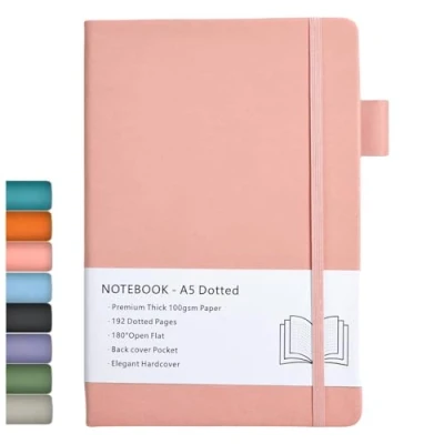 Afbeelding van Dotted Notebook A5, Hard Cover Gestippeld Dagboek met Premium 100 GSM dik papier, Binnenzak, Elastische Banded, Faux Lederen Cover, 192 pagina&#039;s, 4,5 x 8,4 inch (roze)