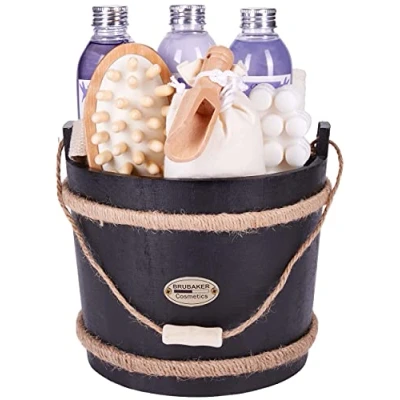 Afbeelding van BRUBAKER Cosmetics Wellness Badset Cadeautip vrouw Lavendel 9 delige Cadeauset met Verzorgings en Massagebenodigdheden in Decoratieve Houten Emmer