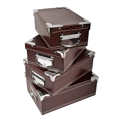 Afbeelding van 2J Bruine Set van 4 Kartonnen Opbergdozen met bruin deksel metalen hoeken en handgrepen. Maten: 23x15x9, 25x16.5x10, 27x18x10.5, 29x20x11cm